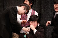 携帯や財布を公表されたもう中。携帯には改ざんの跡が見られるものの、財布からは野猿の会員証が。RIP SLYMEが好きだという証言が出ていたために「どっちが好きなんだ」と詰め寄られたもう中は野猿ファンであると認めた。(c)フォトプロ