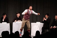 バスツアーで参加者へのプレゼントとしてRIP SLYMEのCDを持参したというもう中。「歌ってみろ」と言われ歌うものの、その不思議な歌い方に誰も原曲がわからず。(c)フォトプロ