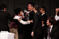 閉廷後法廷は大荒れ。「デッカチャンを返せ！」と叫ぶ熊谷・ハブと「僕は無罪だ！」と叫ぶもう中がつかみ合いに。(c)フォトプロ