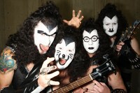 劇中歌を歌うCROWのメンバー。