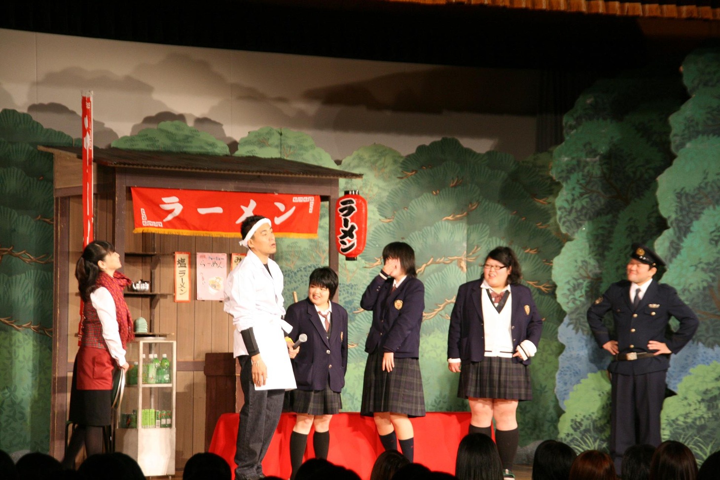 生徒たちが熱演を見せた新喜劇の舞台。在校生のみならず、保護者や卒業生など、みな大満足の様子だった。(c)吉本興業