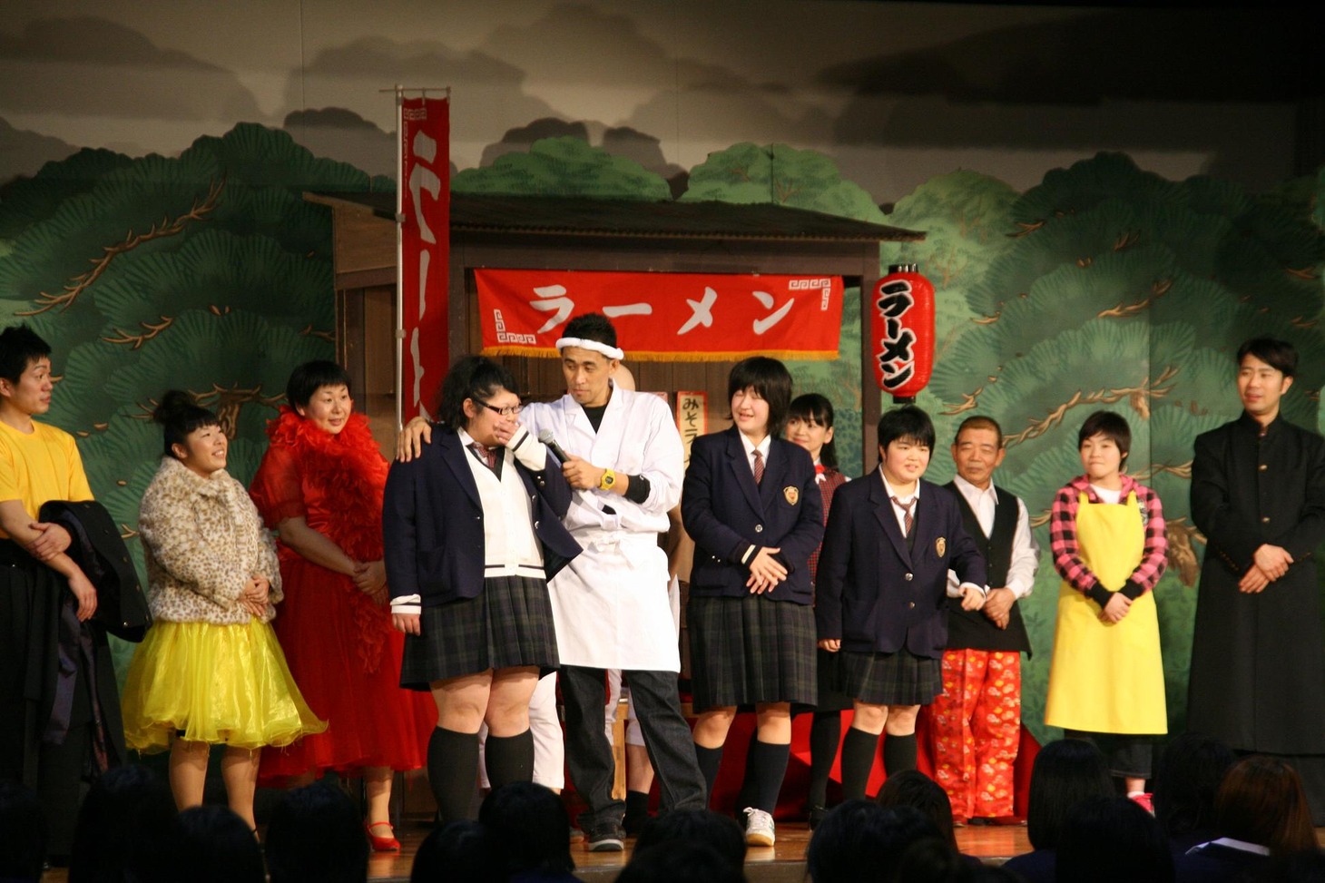 公演終了後には、会見で森三中村上が公約した通り、明治ミルクチョコレートが生徒にプレゼントされた。(c)吉本興業