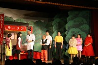 応募要綱に盛り込まれていた“昼御飯を出してほしい”という約束に、学校側は信州ならではの蕎麦打ち名人による蕎麦を用意。これには演者もみな大喜びだった。(c)吉本興業