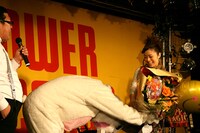 感謝状の贈呈後、それまでステージ上でずっとだんまりだった「マイルス君」の着ぐるみが上戸彩に花束を贈呈する。