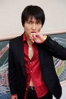 “ミナミの帝王”をイメージしたジャルジャル福徳。写真は実際の写真集には含まれていないアザーカット。(c)吉本興業