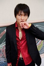 “ミナミの帝王”をイメージしたジャルジャル福徳。写真は実際の写真集には含まれていないアザーカット。(c)吉本興業