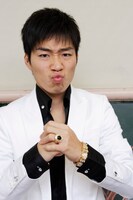 “ミナミの帝王”をイメージしたジャルジャル後藤。写真は実際の写真集には含まれていないアザーカット。(c)吉本興業