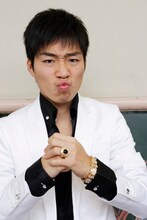 “ミナミの帝王”をイメージしたジャルジャル後藤。写真は実際の写真集には含まれていないアザーカット。(c)吉本興業