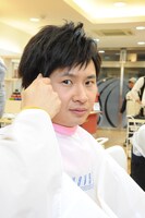 美容院に訪れた投稿者を演じるオードリー若林。(c)NTV