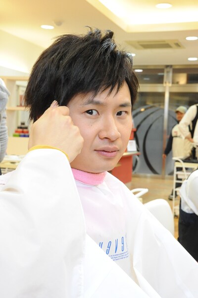 美容院に訪れた投稿者を演じるオードリー若林。(c)NTV