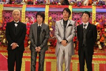 司会のロンドンブーツ1号2号とチュートリアル。新春らしい豪華な組み合わせ。(c)日本テレビ