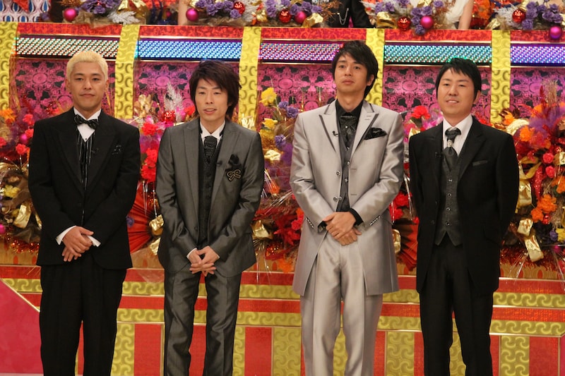 司会のロンドンブーツ1号2号とチュートリアル。新春らしい豪華な組み合わせ。(c)日本テレビ