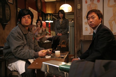 ワケありな男を演じるさまぁ～ず。(c)2010「かずら」製作委員会