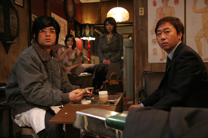 ワケありな男を演じるさまぁ～ず。(c)2010「かずら」製作委員会