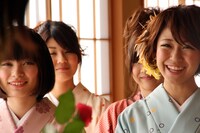 緊張感漂う雰囲気の中、ときおり笑顔も。(c)吉本興業