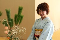 桜・稲垣早希と作品。(c)吉本興業