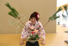 キンチャク浅本と作品。(c)吉本興業