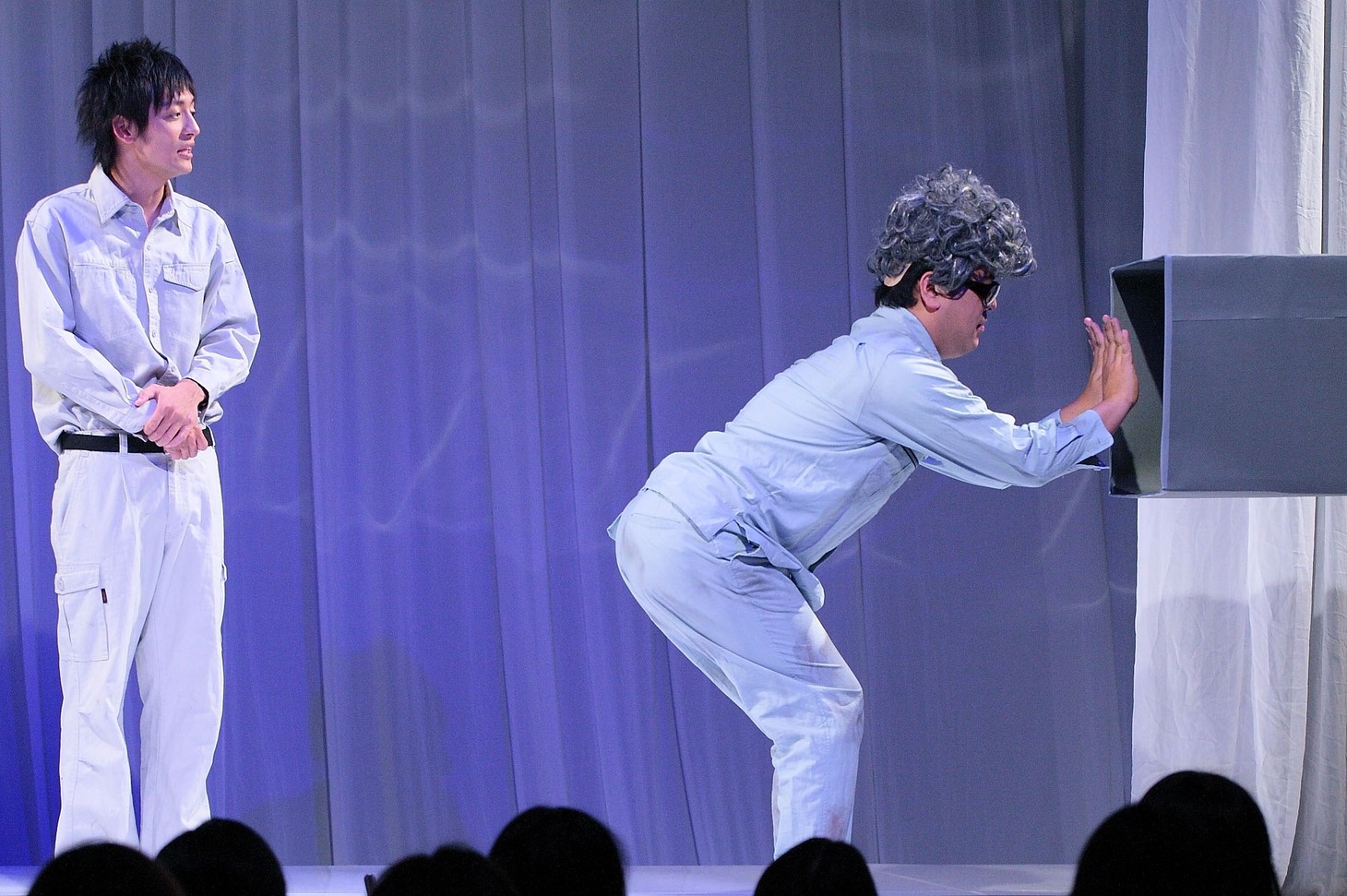 コント「ボーリング」の一場面。