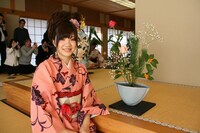 つぼみ福田と作品。(c)吉本興業