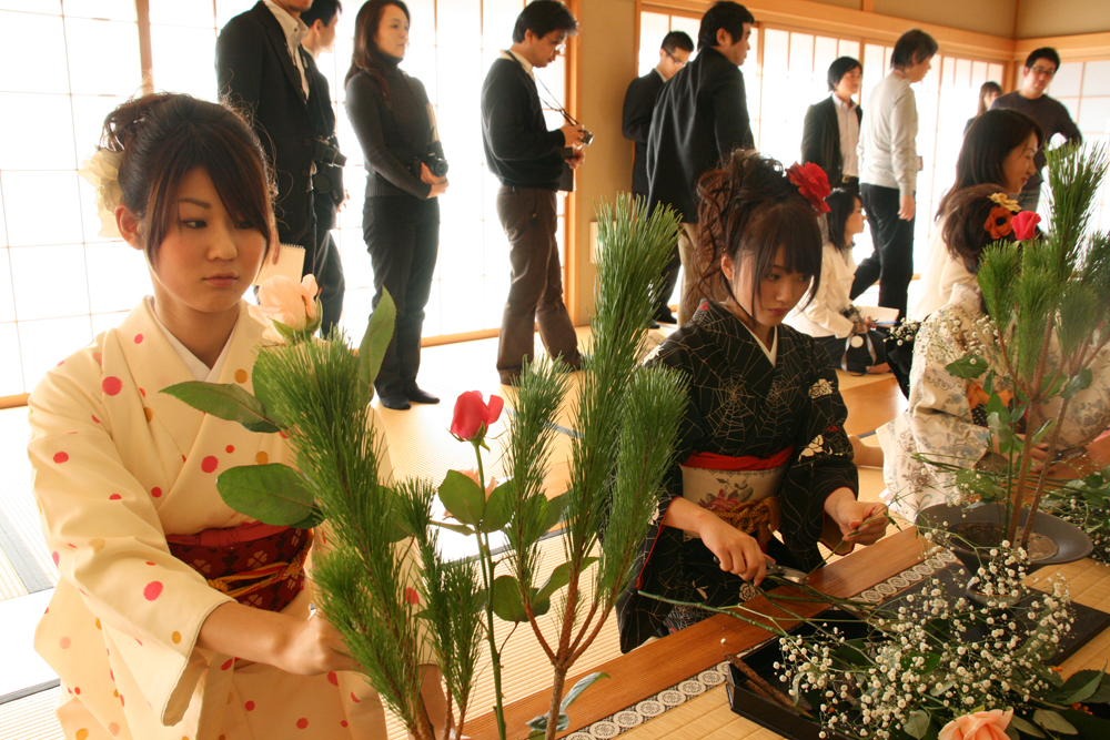 左から、つぼみ加藤、つぼみ小寺。(c)吉本興業