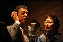 「板尾こうせつ」を結成した板尾創路と南こうせつ。