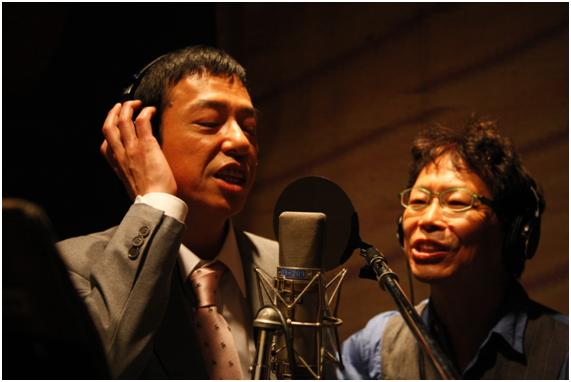 「板尾こうせつ」を結成した板尾創路と南こうせつ。