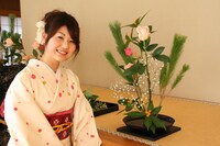 つぼみ加藤と作品。(c)吉本興業