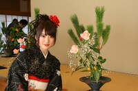 つぼみ小寺と作品。(c)吉本興業