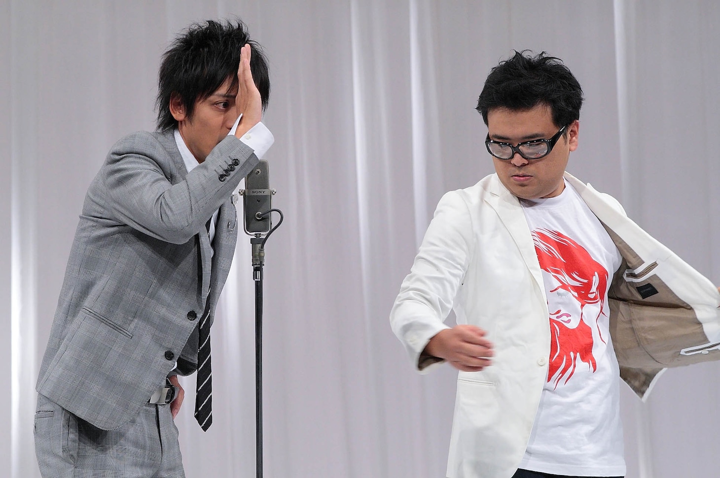 漫才「万引きGメン」の一場面。