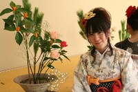 つぼみ杉山と作品。(c)吉本興業