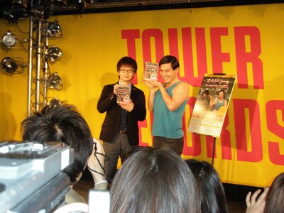 この日の春日はトレードマークのピンクのベストではなく、DVDのジャケットと同じ空色のタンクトップで登場。