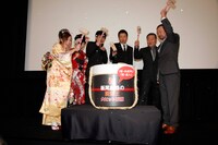 鏡割りの瞬間をとらえた1枚。2010年1月16日（土） 角川シネマ新宿他全国ロードショー(c)2009「板尾創路の脱獄王」製作委員会