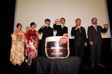 作品のヒットを祈願して乾杯。2010年1月16日（土） 角川シネマ新宿他全国ロードショー(c)2009「板尾創路の脱獄王」製作委員会