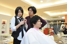 「場所をわきまえない店長」には、美容院の客・オードリー若林と美容院の店長バナナマン日村が登場。(c)NTV