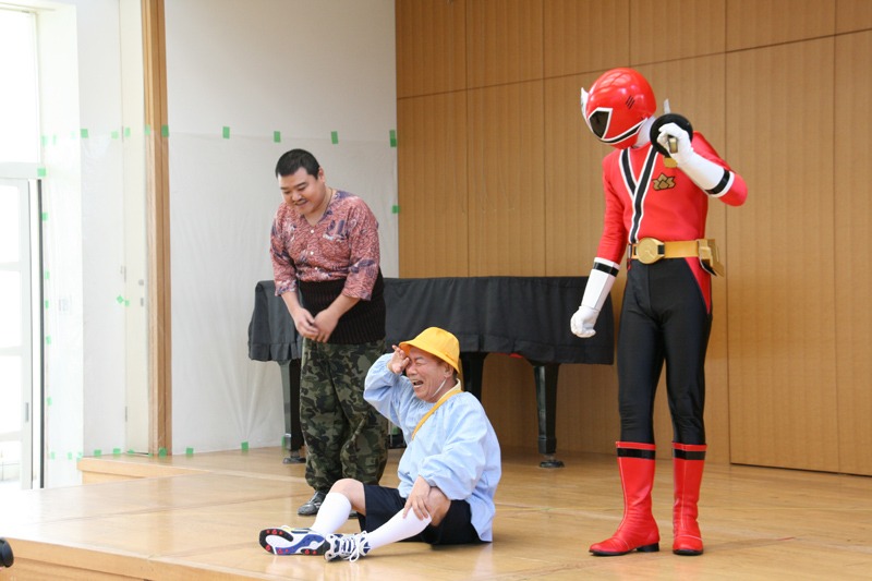 剣を取れずに駄々をこねるめだか。(c)吉本興業