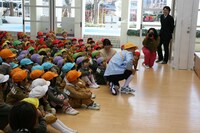 幼稚園児に混ざるめだか。(c)吉本興業