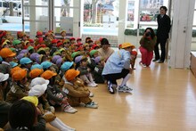 幼稚園児に混ざるめだか。(c)吉本興業