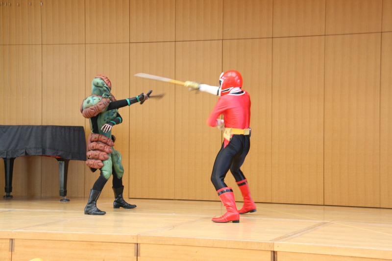 外道衆と戦うシンケンレッド。(c)吉本興業
