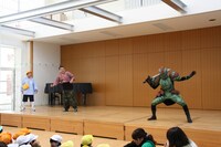 外道衆に襲われる川畑＆めだか親子。(c)吉本興業