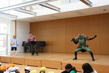 外道衆に襲われる川畑＆めだか親子。(c)吉本興業