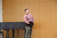 めだかのお父さん役を演じた川畑泰史座長。(c)吉本興業