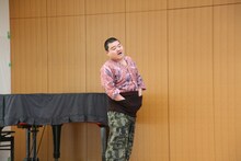 めだかのお父さん役を演じた川畑泰史座長。(c)吉本興業