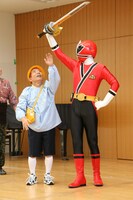 シンケンレッドの持っている剣を欲しがるめだか。(c)吉本興業