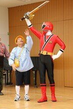 シンケンレッドの持っている剣を欲しがるめだか。(c)吉本興業