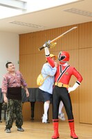 身長差を顧みずなんとか剣をシンケンレッドから取ろうとするめだか。(c)吉本興業