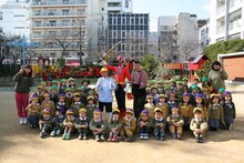 めだかが外道衆に襲われるシーンでは、川畑とめだかもびっくりするほど大きな声で「シンケンジャー」を呼んだ元気なひまわり幼稚園の園児たち。(c)吉本興業