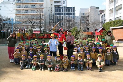 めだかが外道衆に襲われるシーンでは、川畑とめだかもびっくりするほど大きな声で「シンケンジャー」を呼んだ元気なひまわり幼稚園の園児たち。(c)吉本興業