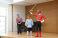 見事川畑親子を救ったシンケンレッド。(c)吉本興業