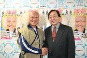 周囲にライバルと見られてきたが、当人たちにその意識は無く切磋琢磨してきた両新喜劇。天外は会見で「吉本の芝居は松竹では造れないし、松竹の芝居は吉本では造れない。そんな違う形の芝居がコラボしたらどんな形になるのか」と語った。(c)吉本興業