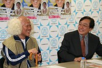 辻本は「天外さんにも力をお借りしたい」と、天外は「今回とても楽しみにしています」と、終始お互いを讃え合う会見となった。(c)吉本興業